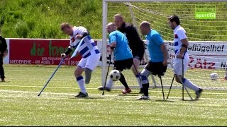 Amputiertenfußball Mit Krücken auf grünem Rasen [upl. by Anairotciv]