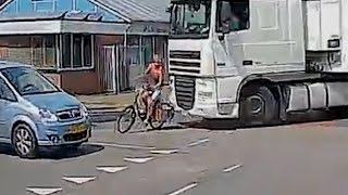 Fietser ontsnapt aan horrordood [upl. by Akceber]