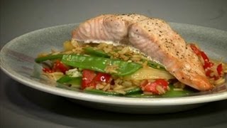 Oosterse roerbakgroenten met zalm  recept [upl. by Jary212]