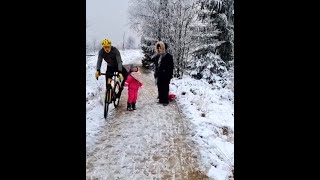 FIETSER GEEFT KNIESTOOT AAN KINDJE [upl. by Allyce145]