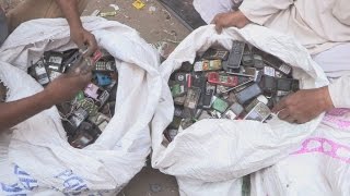 Inde  le défi du recyclage des déchets électroniques [upl. by Letsirk]