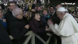 PAPIEŻ FRANCISZEK UDERZYŁ KOBIETĘ Incydent w Watykanie [upl. by Joh405]