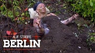 Betrugsmasche Wunderheilung Frau buddelt sich nackt in Erde ein  Auf Streife  Berlin  SAT1 TV [upl. by Clinton]