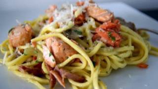 Recept  Pasta met verse zalm [upl. by Neelrac631]