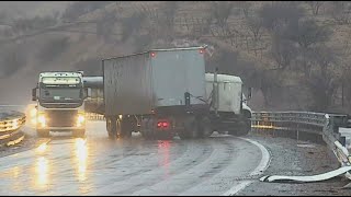 Impactante accidente de dos camiones y un auto conductor de vehículo menor salvó de milagro [upl. by Iaw]